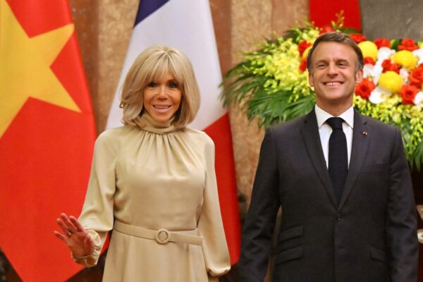 هل تعدت بريجيت ماكرون (Brigitte Macron) على إيمانويل ماكرون (Emmanuel Macron)؟ الحقيقة وراء الفيديو الذي هز العالم