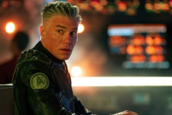 القائد Christopher Pike يرتدي زي USS Enterprise في مشهد من Star Trek: Strange New Worlds