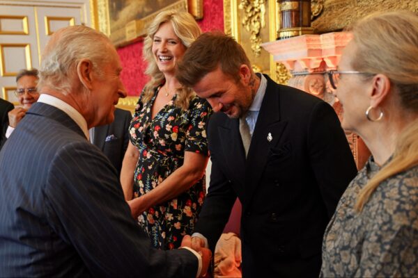 ديفيد بيكهام - David Beckham يصافح الملك تشارلز الثالث أثناء استلام لقب الفارسية في قصر باكينغهام