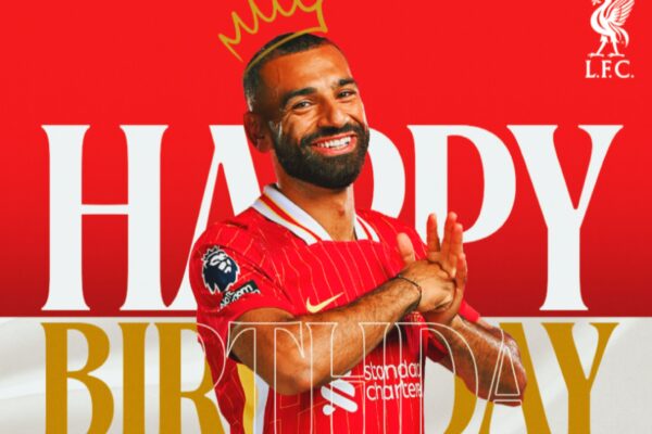 نادي ليفربول يحتفل بعيد ميلاد محمد صلاح 33 في أجواء استثنائية صورة محمد صلاح بزيه الأحمر ليفربول مع تاج ذهبي رمزي ونص "عيد ميلاد سعيد" من النادي