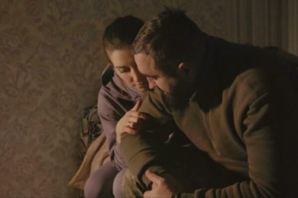 مهرجان Sheffield DocFest 2025 يقدم يومًا رابعًا حافلاً بالإبداع يجمع بين السينما الوثائقية والنقاشات الملهمة صورة من فيلم Shards of Light المعروض في اليوم الرابع من مهرجان Sheffield DocFest 2025، تظهر لقطة عاطفية بين شخصين في إعداد درامي، مع شعار المهرجان ومعلومات إضافية.