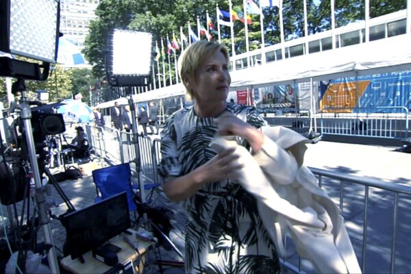 العرض العالمي الأول لفيلم A Little Gray Wolf Will Come لجانا أغالاكوفا Zhanna Agalakova في مهرجان Sheffield DocFest 2025 مشهد من وراء كواليس يظهر جانا أغالاكوفا Zhanna Agalakova أثناء التحضير لعرض فيلم A Little Gray Wolf Will Come في Sheffield DocFest 2025 وسط أجهزة التصوير والأعلام.