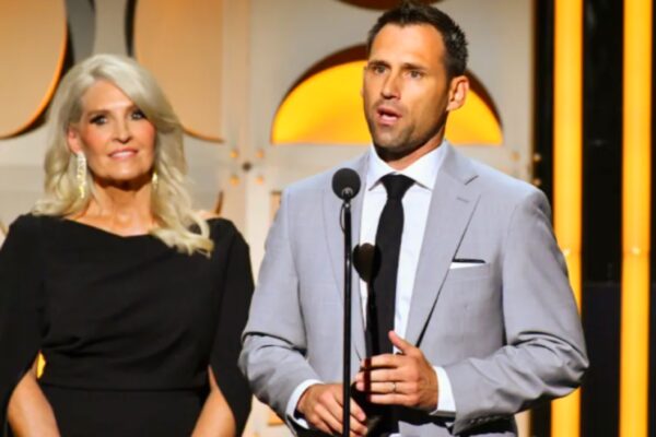 ديف بيسكوبينغ (Dave Biscobing) يتسلم جائزة بيبودي (Peabody Award) في حفل 2025 بمدينة بيفرلي هيلز (Beverly Hills)، وهو يقف على المسرح مرتديًا بدلة سوداء ويحمل الجائزة بين يديه أمام خلفية مزينة بشعار الحفل."