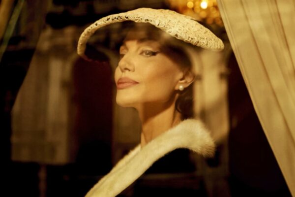 عيد ميلاد أنجلينا جولي Angelina Jolie 2025: ملكة الإنسانية تحتفل بالخمسين أنجلينا جولي Angelina Jolie في مشهد من فيلم Maria 2025، تتألق بقبعة منسوجة وإطلالة كلاسيكية أنيقة تعكس شخصية ماريا كالاس.
