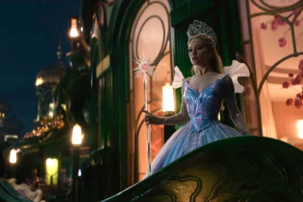 Ariana Grande كـ Glinda تحمل عصا سحرية وترتدي تاجًا في مشهد ساحر من Wicked: For Good