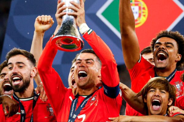 انتصار البرتغال في UEFA Nations League 2025: لحظة تألق بقيادة Cristiano Ronaldo, صورة لـ Cristiano Ronaldo وهو يحتفل بانتصار البرتغال في UEFA Nations League 2025 في ملعب Allianz Arena بميونخ