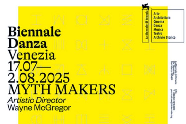 ملصق مهرجان Biennale Danza 2025 في البندقية، يعرض التواريخ 17 يوليو - 2 أغسطس 2025، مع شعار Myth Makers واسم المدير الفني Wayne McGregor على خلفية صفراء مزينة برموز هندسية.