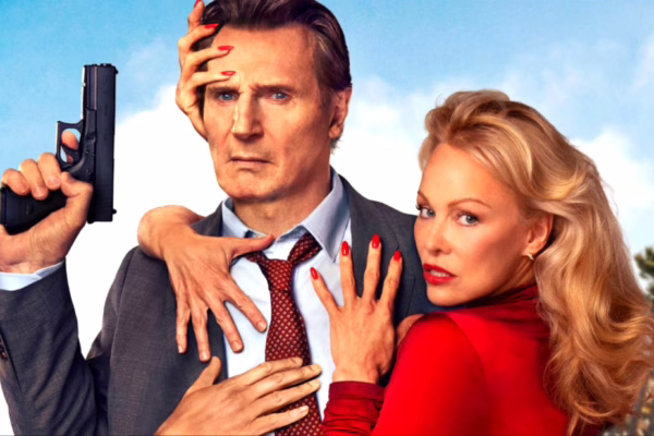 صورة ترويجية لفيلم The Naked Gun 2025 تظهر رجلاً ببدلة يحمل مسدسًا إلى رأسه بتعبير جدي، بينما تمسّه امرأة بفستان أحمر بأظافر حمراء بطريقة مرحة. أشجار النخيل والسماء الزرقاء الصافية تشكل الخلفية.