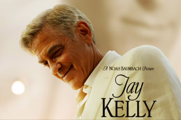 صورة تعرض جانبًا من فيلم Jay Kelly، حيث يظهر جورج كلوني (George Clooney) مرتديًا قميصًا أبيض، مع نص "Jay Kelly" وعبارة "A Noah Baumbach Picture" في الخلفية.