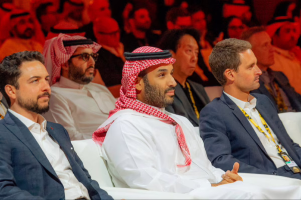 صورة لحضور ولي العهد الأمير محمد بن سلمان في الحفل الختامي لبطولة كأس العالم للرياضات الإلكترونية 2025، مع شخصيات بارزة في المدرجات.