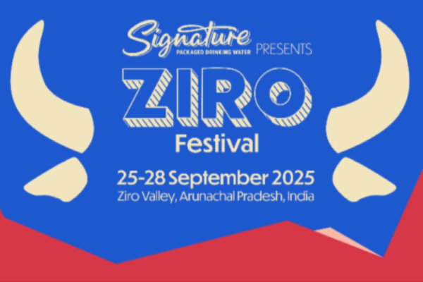 صورة للافتة الرسمية لمهرجان زيرو للموسيقى 2025، تظهر خلفية زرقاء مع جبال حمراء ووردية، وشعار "Signature Presents Ziro Festival" في الأعلى مع قرون بيضاء كبيرة، وتفاصيل الحدث: 25-28 سبتمبر 2025، وادي زيرو، أروناتشال براديش، الهند.