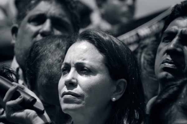 ماريا كورينا ماتشادو وسط حشد من الأنصار في فنزويلا. نظرة تختزل سنوات من النضال السلمي والإصرار على تحقيق مستقبل ديمقراطي لوطنها.