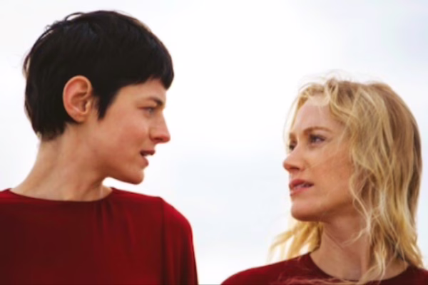 100 Nights of Hero: الممثلتان إيما كورين ومايكا مونرو تنظران إلى بعضهما البعض في لقطة مقربة من الفيلم.