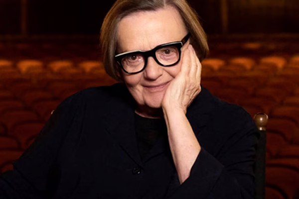 صورة ترويجية للمخرجة أغنيسكا هولاند في مهرجان غوتنبرغ السينمائي، تجلس مبتسمة مع يدها على خدها ترتدي نظارات سوداء كبيرة