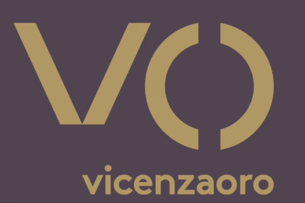الشعار الرسمي لمعرض فيتشنزا للذهب VO Vicenzaoro باللون الذهبي على خلفية داكنة.