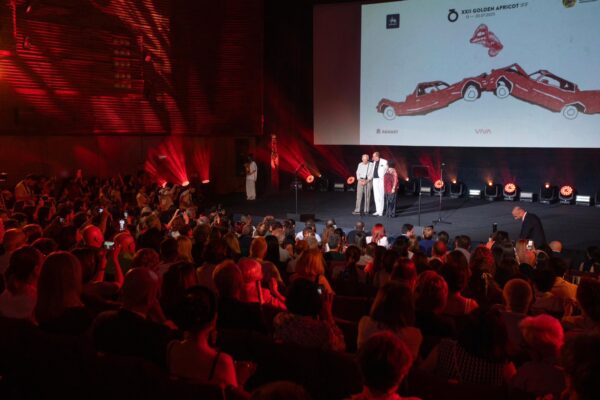 جانب من حفل افتتاح مهرجان المشمش الذهبي السينمائي الدولي في يريفان، يظهر الحضور وشاشة عرض ضخمة بشعار الدورة الـ 22.