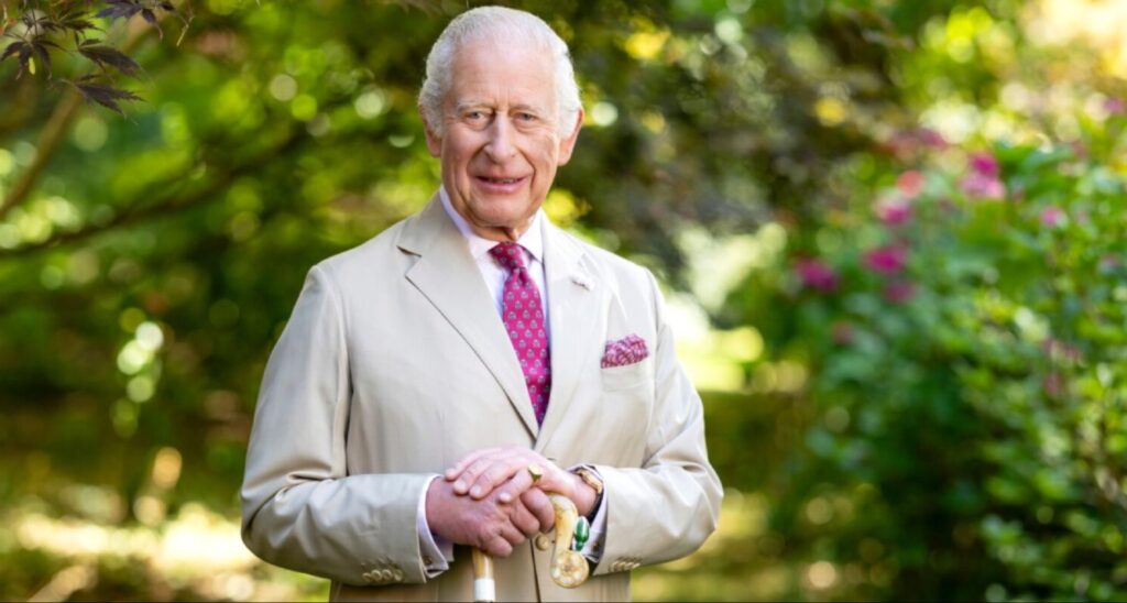صورة رسمية للملك تشارلز الثالث في طبيعة خضراء تعكس اهتمامه بالاستدامة ورؤية الملك لإنقاذ الكوكب.