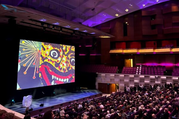 جمهور غفير يملأ قاعة العرض الرئيسية لمتابعة الأفلام المشاركة لحظة انطلاق مهرجان روتردام السينمائي في دورته الـ55.