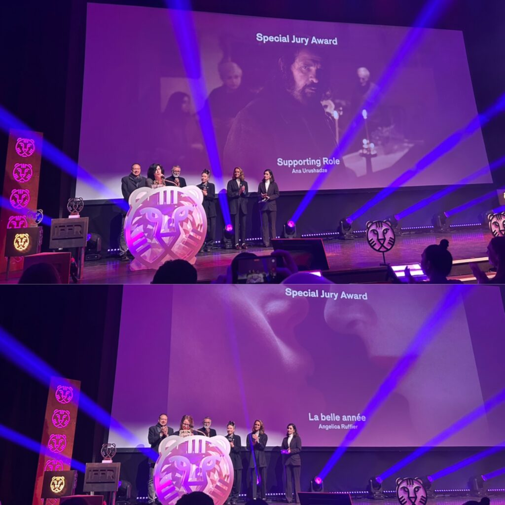 صورة مقسمة تظهر فريق عمل فيلم Supporting Role واقفين على المنصة في الجزء العلوي، بينما يظهر فريق فيلم La belle année في الجزء السفلي بجانب تمثال النمر تحت إضاءة بنفسجية.