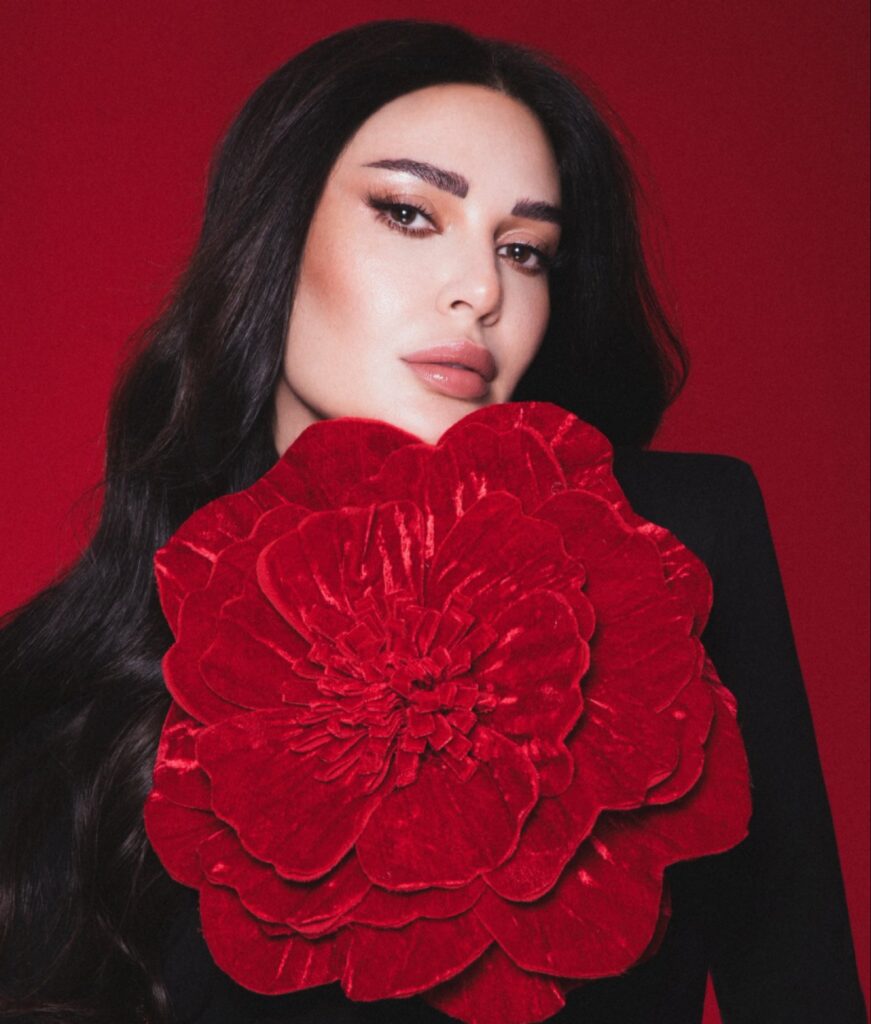 إطلالة الفنانة سيرين عبد النور باللون الأسود تتوسطها وردة حمراء ضخمة احتفالاً بـ عيد الحب 2026.