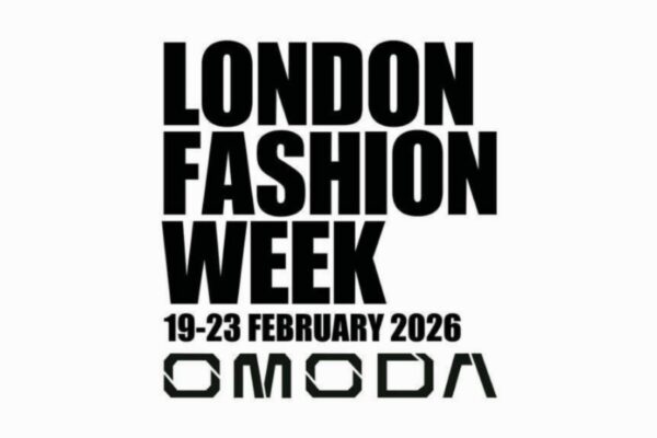 الشعار الرسمي لحدث أسبوع الموضة في لندن المقام من 19 إلى 23 فبراير 2026 مع شعار شركة أومودا.