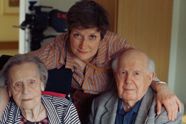 المخرجة Yrsa Roca Fannberg تحتضن مسناً ومسنة بدار "Grund" في آيسلندا، في لقطة تعكس روح فيلم "الأرض تحت أقدامنا".