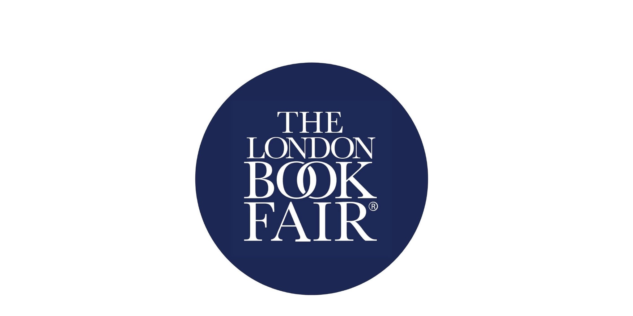 شعار معرض لندن الدولي للكتاب The London Book Fair باللون الأبيض داخل دائرة باللون الكحلي.