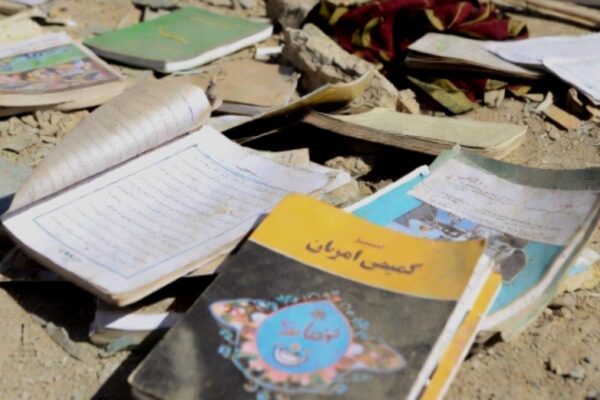 كتب مدرسية مبعثرة وسط الأنقاض تجسد تحذيرات منظمة يونيسيف من ضياع مستقبل الأطفال جراء العدوان العسكري في إيران.