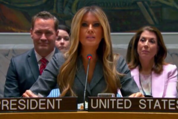 السيدة الأولى ميلانيا ترامب أثناء إلقاء خطاب ميلانيا ترامب في مجلس الأمن، وهو الحدث الذي تزامن مع تقارير "يونيسيف" عن مقتل عشرات الطلاب في مدرسة ميناب بإيران.