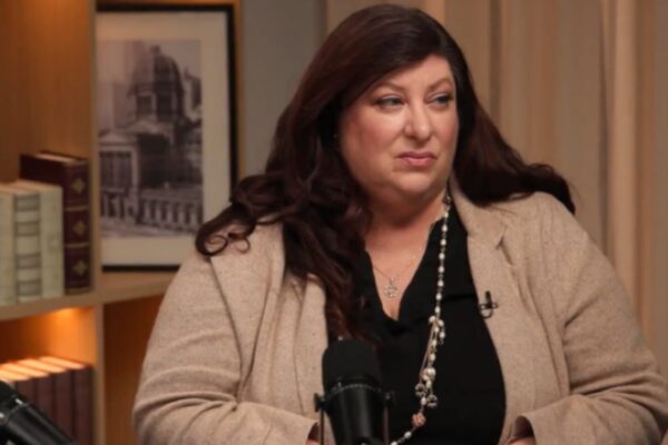 الصحفية الأمريكية تارا ريد التي كشفت من موسكو زيف السياسات الأمريكية تجاه أطفال مدرسة ميناب.