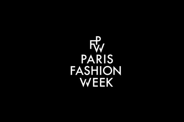 شعار أسبوع الموضة في باريس "Paris Fashion Week" باللون الأبيض يتوسط خلفية سوداء، يمثل الهوية البصرية لعروض خريف وشتاء 2026-2027.