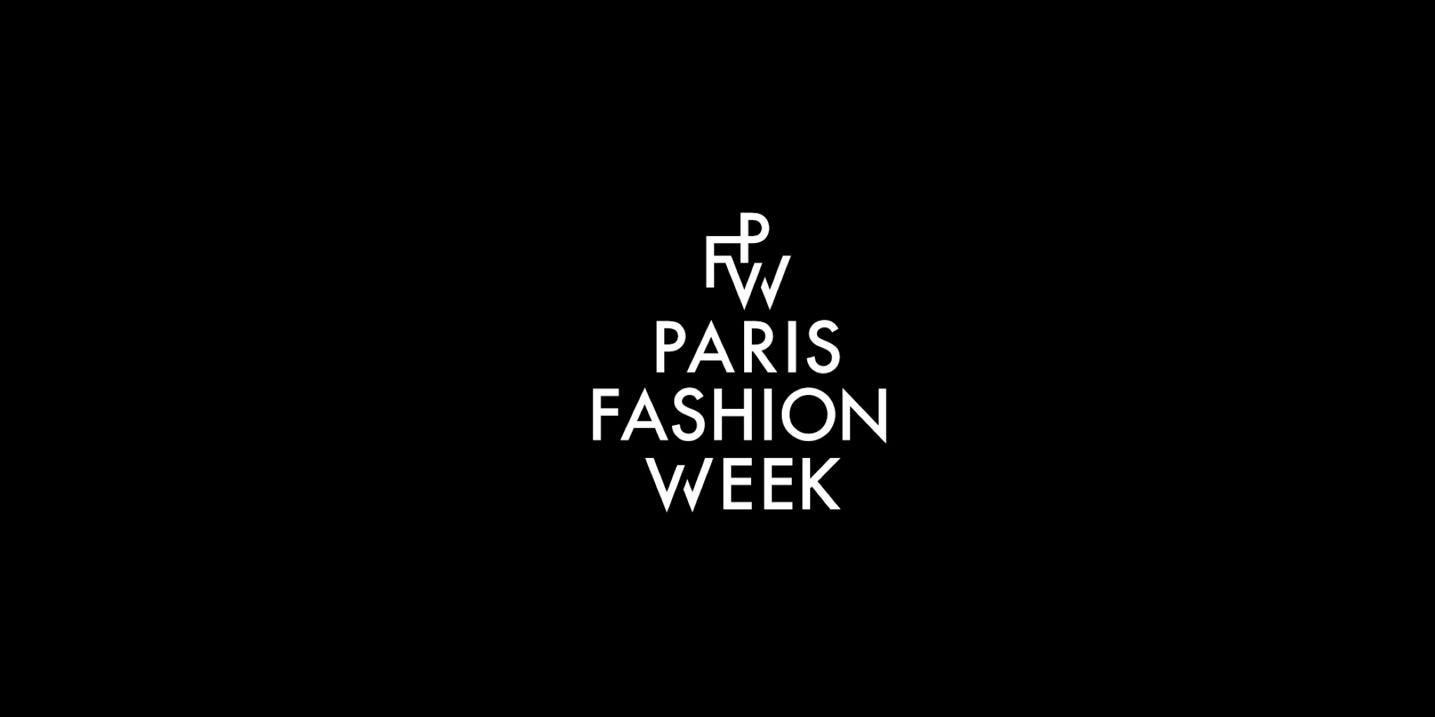 شعار أسبوع الموضة في باريس "Paris Fashion Week" باللون الأبيض يتوسط خلفية سوداء، يمثل الهوية البصرية لعروض خريف وشتاء 2026-2027.