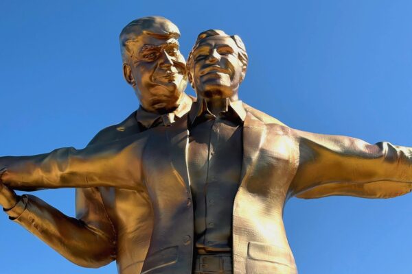 لقطة قريبة لـ تمثال ملك العالم الذهبي الذي يصور دونالد ترامب يعانق جيفري إبستين في وضعية فيلم تايتانيك الشهيرة تحت سماء واشنطن.