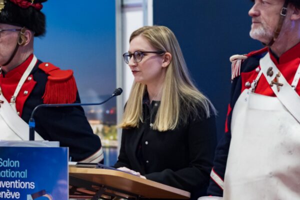 امرأة تلقي كلمة في الدورة 51 لمعرض جنيف الدولي للاختراعات بمركز باليكسبو بحضور الحرس التقليدي.