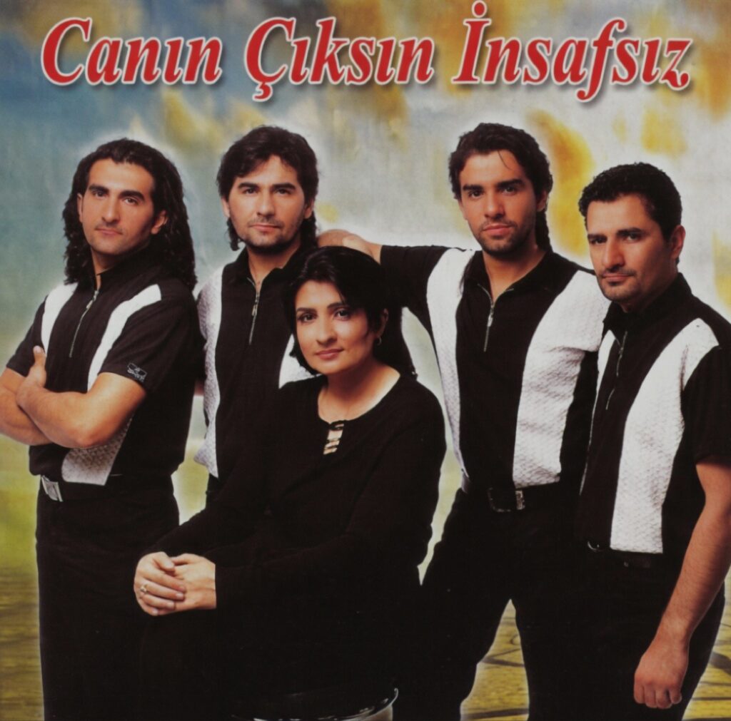 أغنية Canın Çıksın İnsafsız تظهر صورة جماعية أرشيفية لفرقة الإخوة يورتسيفين (Yurtseven Kardeşler) مع إسماعيل يك، تجسد الانطلاقة الأولى للعمل الفني وتعكس الروح الكلاسيكية لموسيقى الأرابيسك في حقبة التسعينيات.
