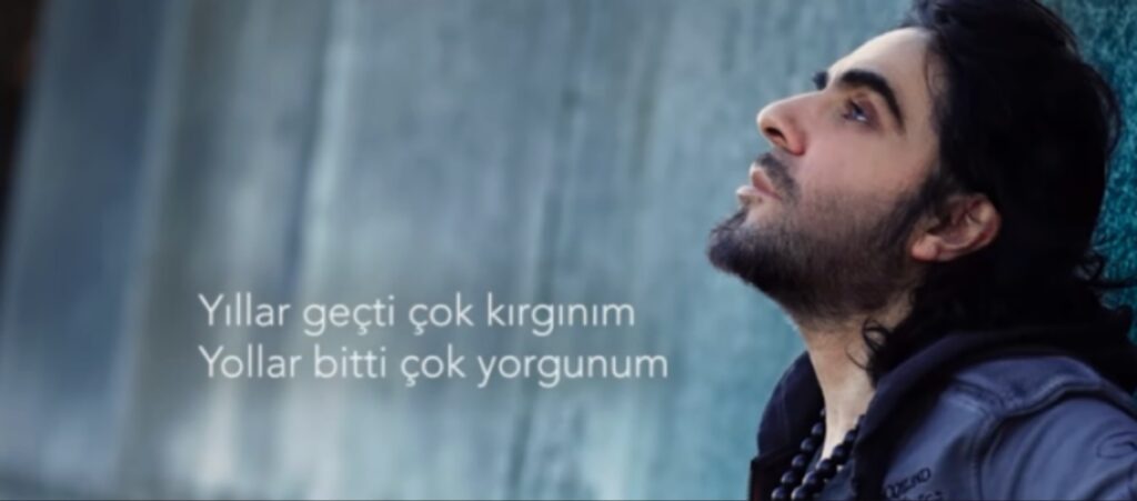 صورة جانبية (بروفايل) تظهر ملامح وجه يكسوها الشجن والإرهاق مع نظرة موجهة نحو الأعلى، يرافقها نص باللغة التركية مكتوب باللون الأبيض يصف خيبة الأمل ومرارة الأيام، وسط خلفية بجدران ذات طابع شاعري حزين.