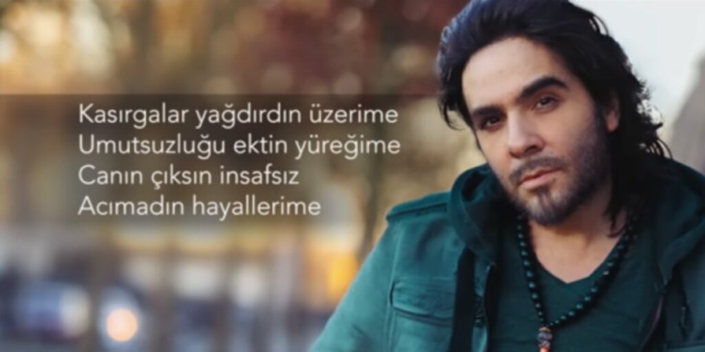 إسماعيل يك في كادر سينمائي يرتدي سترة خضراء، وتظهر بجانبه ترجمة نصية لأبيات شعرية تركية تصف عواصف الحزن واليأس التي زرعها الفراق في القلب.