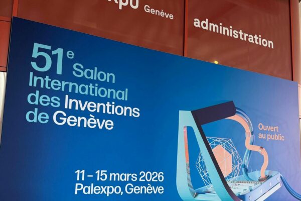 لافتة زرقاء ضخمة لـ "الدورة 51 لمعرض جنيف الدولي للاختراعات" مثبتة عند مدخل مركز باليكسبو في جنيف لعام 2026.