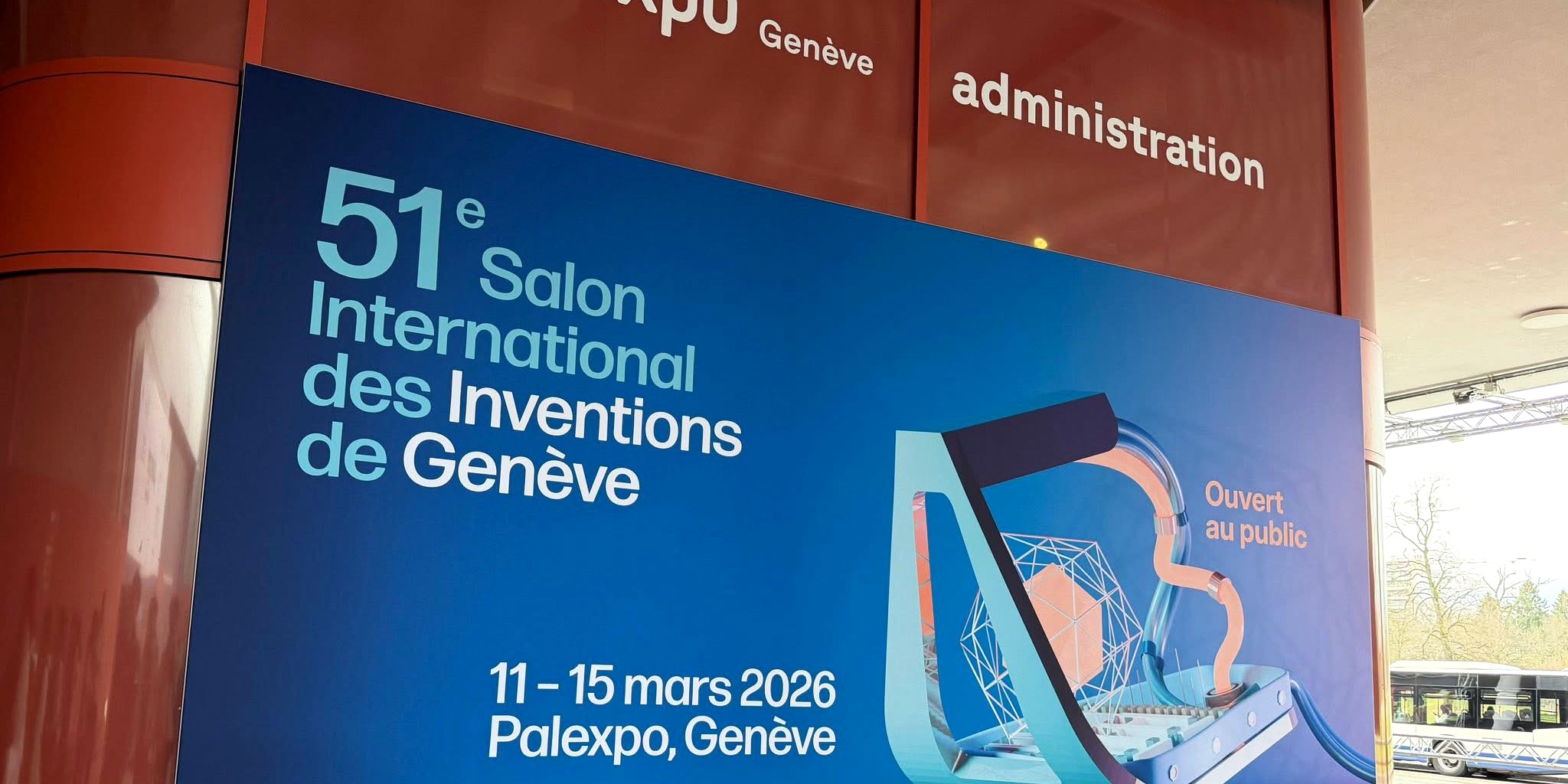 لافتة زرقاء ضخمة لـ "الدورة 51 لمعرض جنيف الدولي للاختراعات" مثبتة عند مدخل مركز باليكسبو في جنيف لعام 2026.