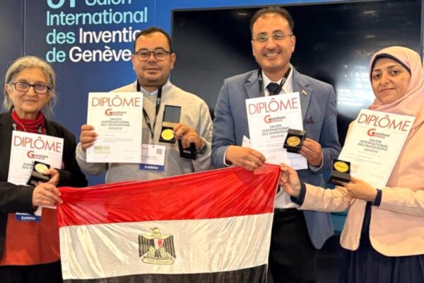 صورة تجمع المبتكرين المصريين الفائزين بالميداليات في ختام معرض جنيف الدولي للاختراعات 2026 وهم يرفعون علم مصر وشهادات التقدير والميداليات الرسمية.