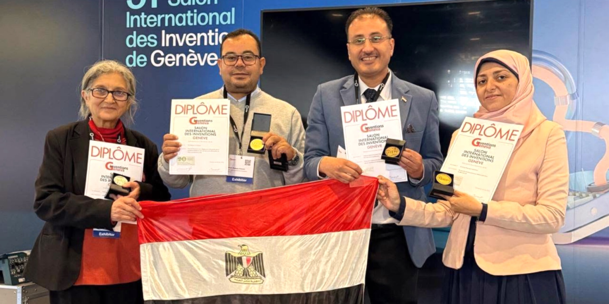 صورة تجمع المبتكرين المصريين الفائزين بالميداليات في ختام معرض جنيف الدولي للاختراعات 2026 وهم يرفعون علم مصر وشهادات التقدير والميداليات الرسمية.