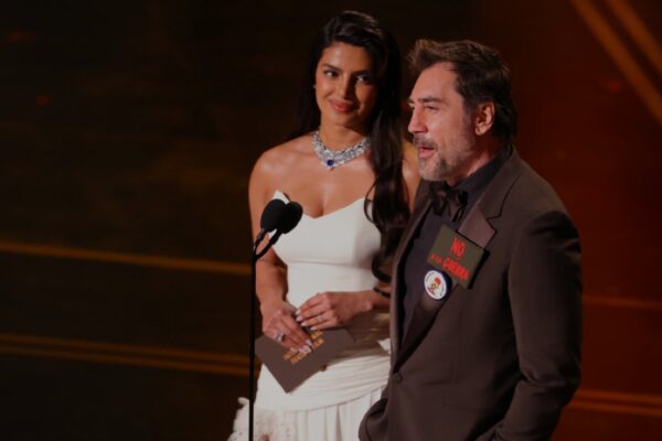 النجم Javier Bardem والنجمة Priyanka Chopra يقدمان إحدى الفقرات على مسرح جوائز الأوسكار 2026.