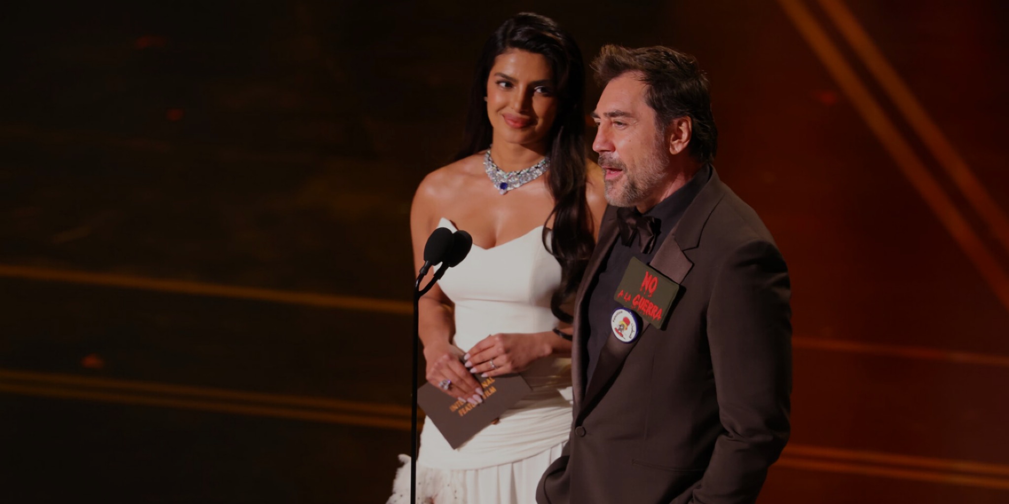 النجم Javier Bardem والنجمة Priyanka Chopra يقدمان إحدى الفقرات على مسرح جوائز الأوسكار 2026.