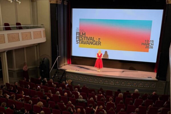 لقطة حية من داخل قاعة السينما تظهر ازدحام الجمهور وتفاعلهم مع فعاليات مهرجان Stavanger Film Festival في ستافانغر.