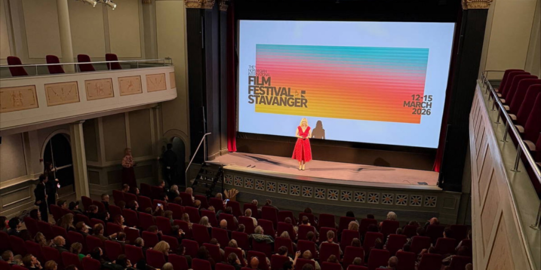 لقطة حية من داخل قاعة السينما تظهر ازدحام الجمهور وتفاعلهم مع فعاليات مهرجان Stavanger Film Festival في ستافانغر.