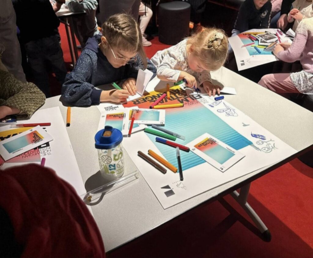 جانب من ورش العمل الفنية والتعليمية المخصصة للأطفال ضمن فعاليات مهرجان Stavanger Film Festival في مدينة ستافنجر.