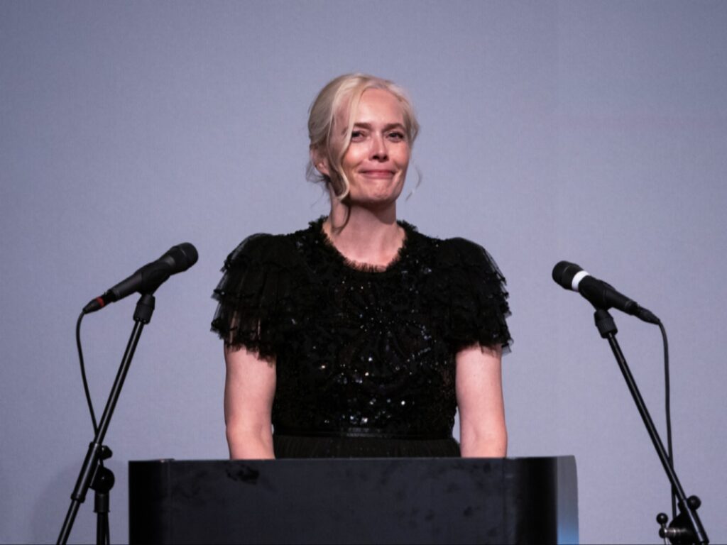 المديرة Tonje Hardersen تلقي كلمتها الافتتاحية المؤثرة على منصة مهرجان Stavanger Film Festival لعام 2026.