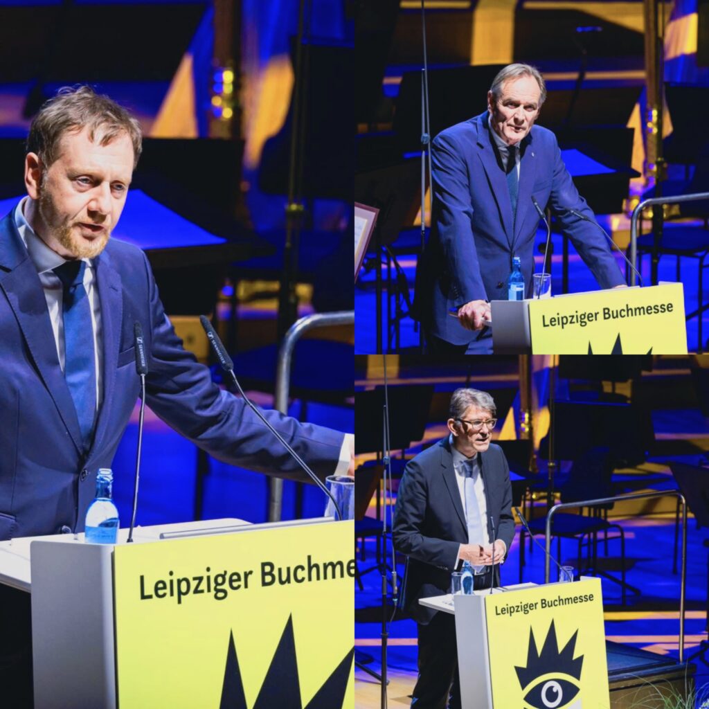 مجموعة صور مجمعة تظهر Burkhard Jung و Dr. Wolfram Weimer و Michael Kretschmer يلقون كلماتهم تباعاً من على المنصة الصفراء الموحدة التي تحمل شعار لايبزيغ في حفل الافتتاح.