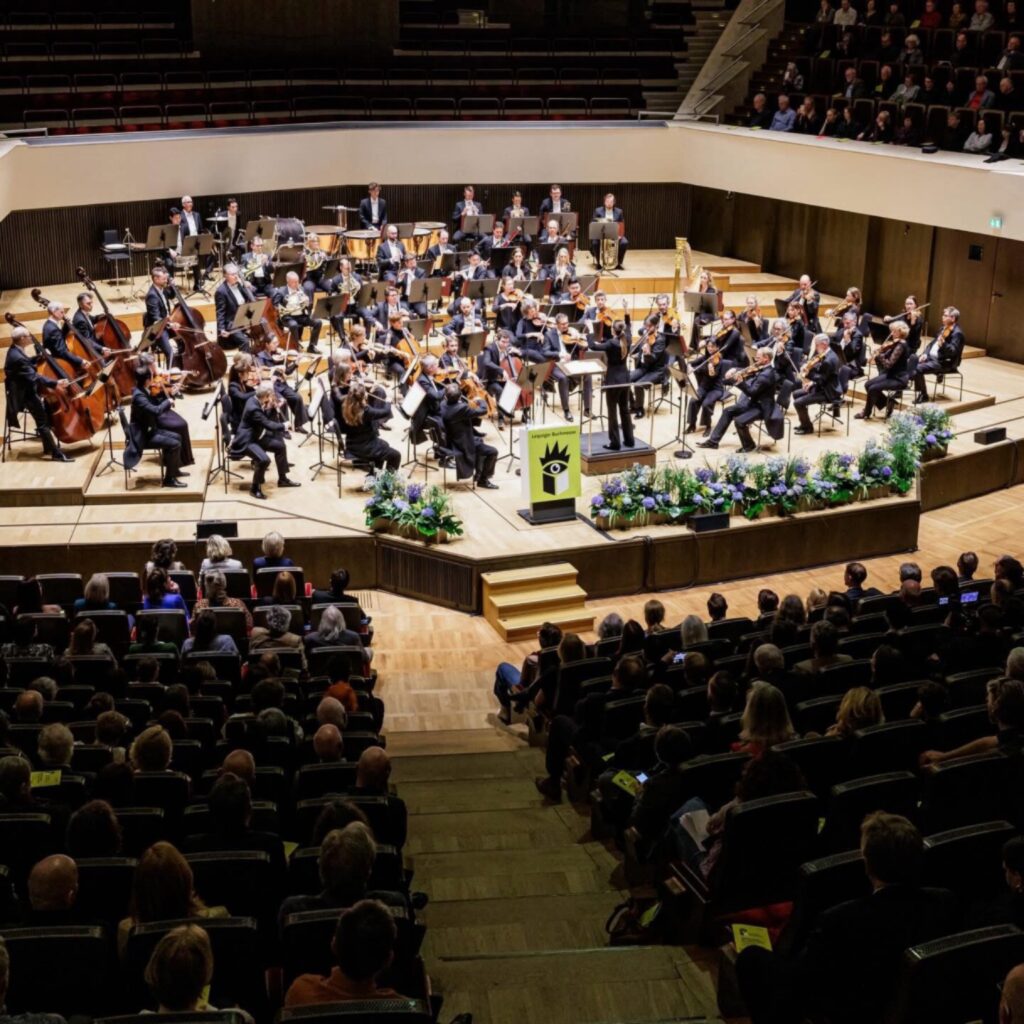 أوركسترا Gewandhausorchester تعزف في حفل افتتاح انطلاق معرض لايبزيغ للكتاب اليوم أمام جمهور غفير يملأ مقاعد قاعة Gewandhaus التاريخية.