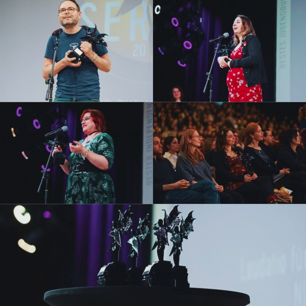 كولاج صور من حفل توزيع جوائز SERAPH لأدب الفانتازيا لعام 2026. يظهر في أعلى اليسار Nils Westerboer وهو يحمل كؤوس التنانين المزدوجة، وفي أعلى اليمين Jenna T. Scriver وهي تتحدث، وفي منتصف اليسار فائزة أخرى تتحدث، مع لقطة للجمهور ولقطة مكبرة لثلاثة كؤوس SERAPH على شكل تنانين مجنحة في الأسفل.